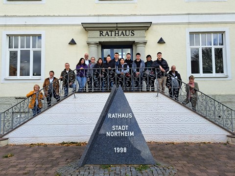 Les élèves et leurs professeurs, sur le parvis de la mairie de Northeim